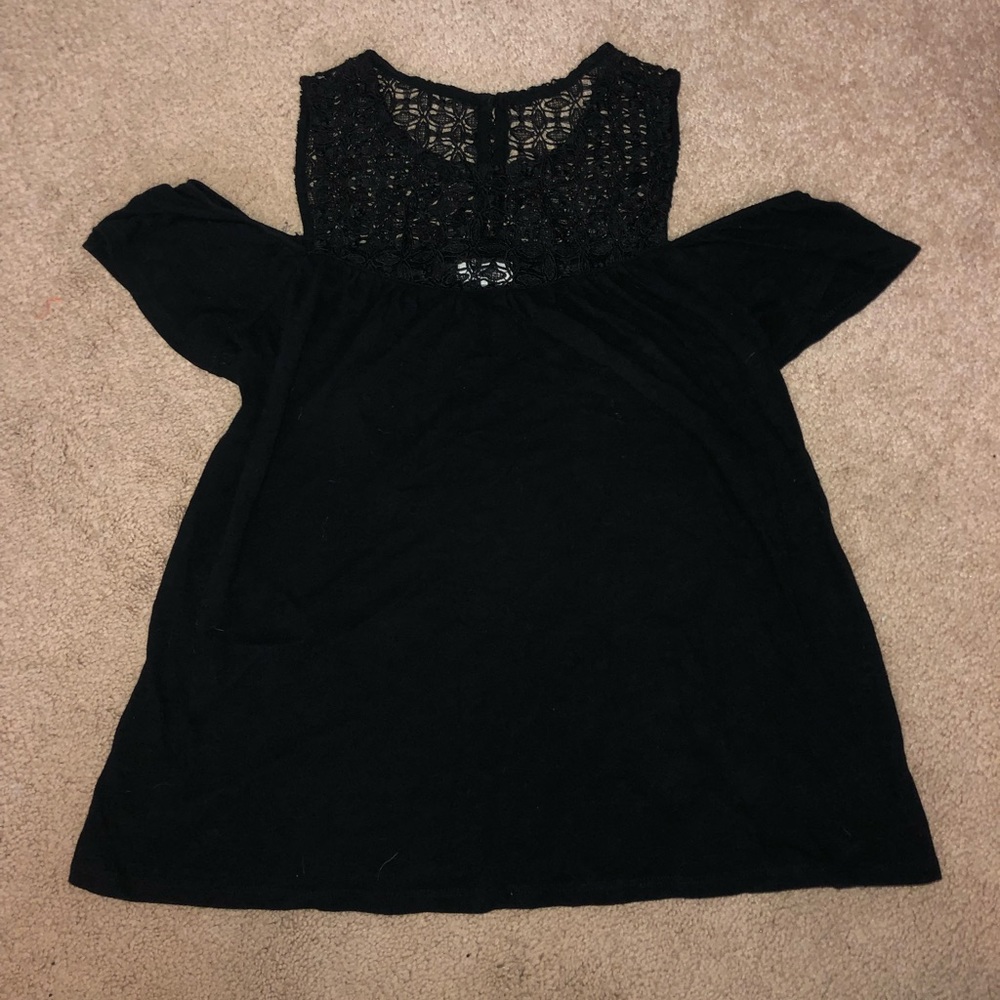 Cold shoulder black flowy top!